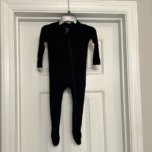 Kyte BABY 6-12 months black zipper onesie